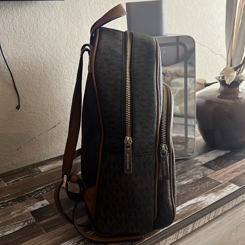 Michael kors signature back pack, very clean used only a few times - Picture 3 of 10